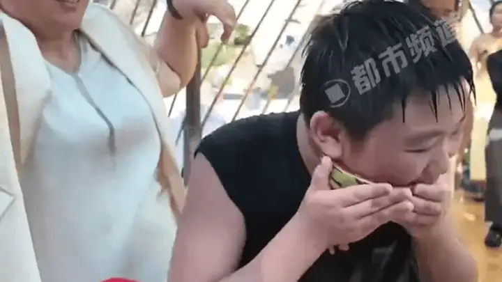 景区免费吃西瓜，小男孩3秒吃完！夏天吃瓜有讲究，这些情况不能随便吃