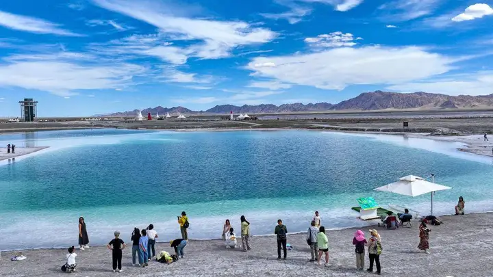 青海翡翠湖晶莹剔透宛若“天空之镜”游客纷至沓来