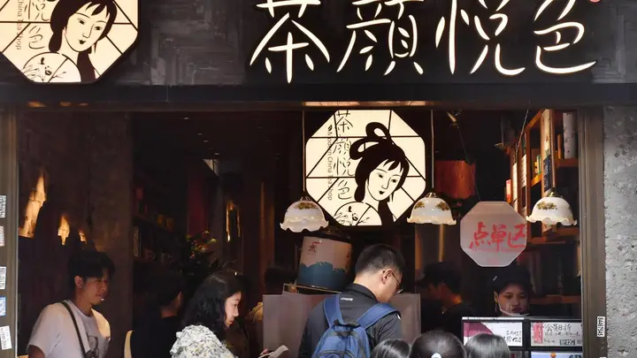 茶颜悦色薯片现蟑螂干异物，消费者拒"先寄后赔"后现已达成共识