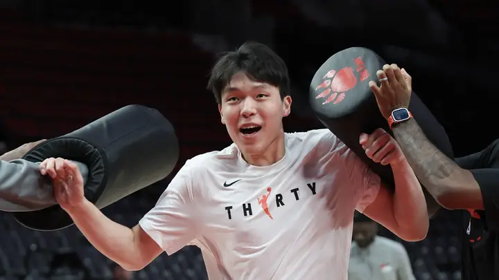 不容易!杨瀚森准两双硬扛压力 末节连中三分险造逆转