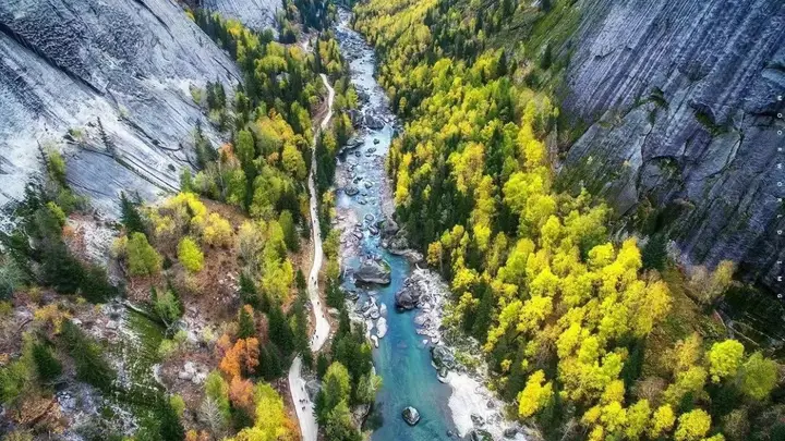 新疆伊犁旅游深度攻略:一位本地人的四季私藏,从赛里木湖到喀拉峻的童话之旅与真实故事分享