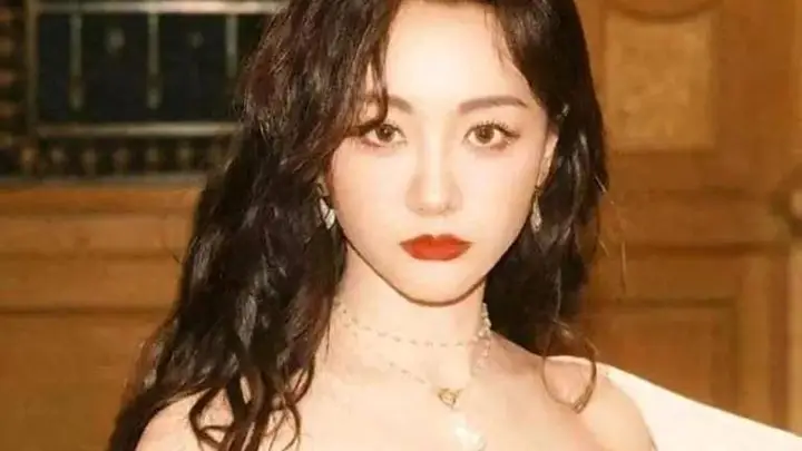 杨蓉写真曝光:颜值身材双在线,娇小身段藏着火辣气场