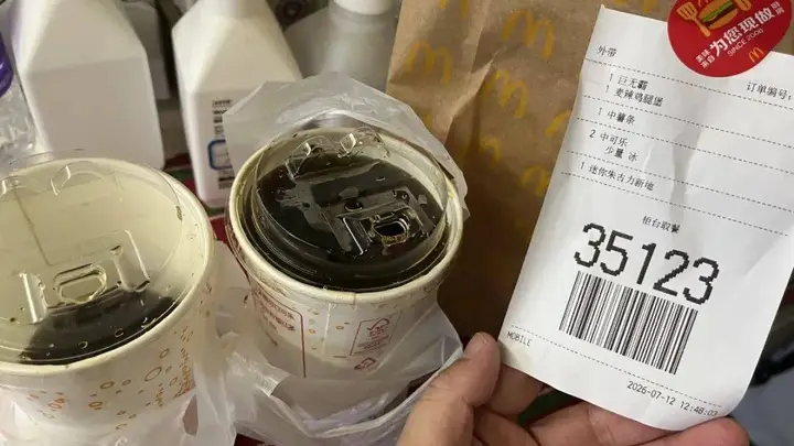 麦当劳员工被指往顾客可乐吐口水,市监局与警方已立案调查