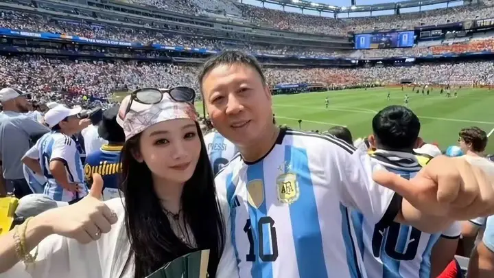 世界杯决赛现场星光熠熠:杨紫谷爱凌笑颜绽放,林俊杰七七挽手观赛