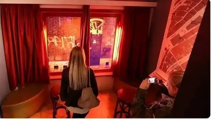 荷兰阿姆斯特丹红灯区，那里的女人并不简单，学历能甩我两条街！
