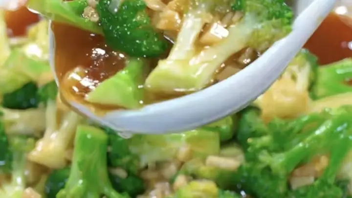 翠绿脆嫩蒜香浓郁 蒜蓉西兰花成家庭健康餐桌标配