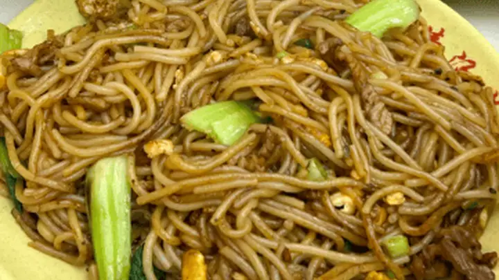 干香劲道配料丰富的九江炒粉，藏着赣地街头烟火里最实在的饱腹满足