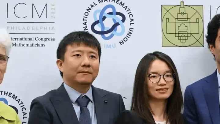 2026菲尔兹奖盛典亮点:邓煜、王虹公布获奖感悟,登顶百年数学问题引关注
