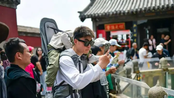 泰山陪爬服务爆争议 公主抱登顶成噱头 消费边界引关注