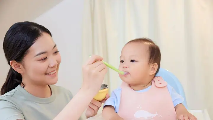 孩子一岁后吃什么?怎么吃很重要,搞错导致孩子变笨,长不高