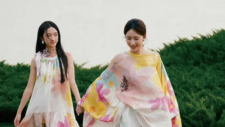 李念与女儿拍写真大片 14岁卡卡长相清秀漂亮