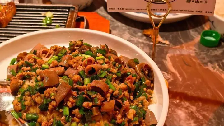 烟台美食|外表劝退的海肠子,到底有没有人敢挑战?