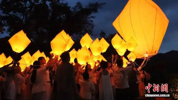 江西篁岭非遗夜盛典点亮夏夜 古村灯彩焕新旅游新体验