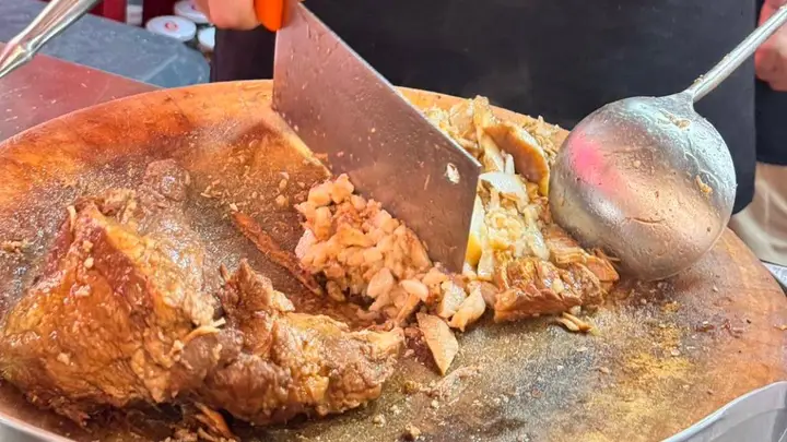 肉夹馍店一天里最忙的时候,案板上到底有多快?