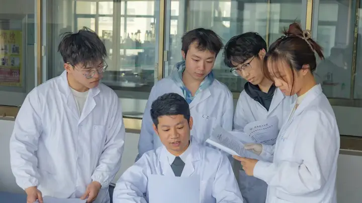 “这个专业容错率高!”武汉轻工大学食品专业凭“刚需”出圈,引考生家长现场深度考察