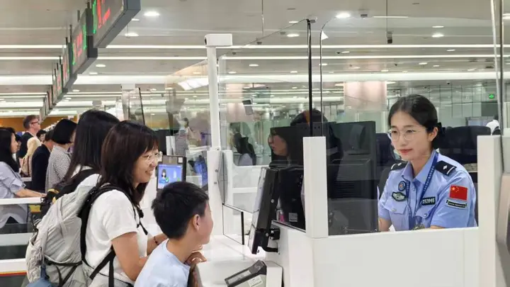 暑运首日浦东机场出境中国旅客3.3万人次,创近两个月以来峰值