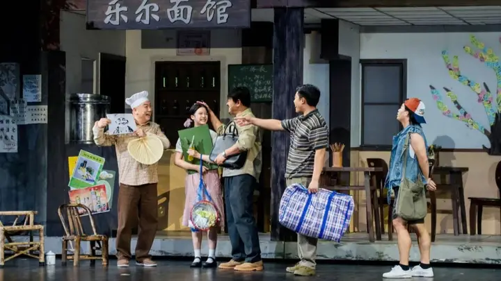 一碗面串起两座城的奋斗记忆，话剧《梦想天堂》登陆申城