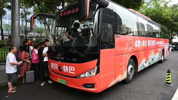 被高铁“逼退”的大巴车,换了个活法