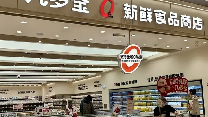 零食不打折反涨价，排队从商场堵200米，凭啥能火起来？