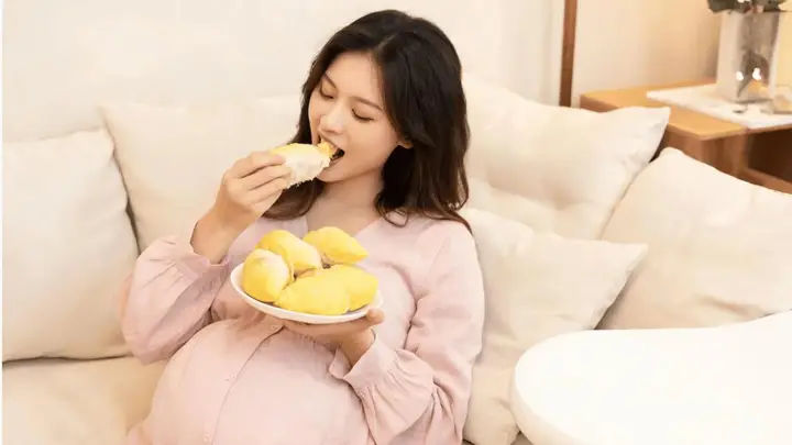 广西孕妇狂吃榴莲，产房生下儿子时，在场所有医生惊呆了，妈妈也愣了……