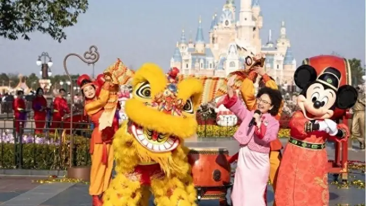 一家迪士尼花掉半月工资,中产家庭的快乐门槛刺痛了多少普通人