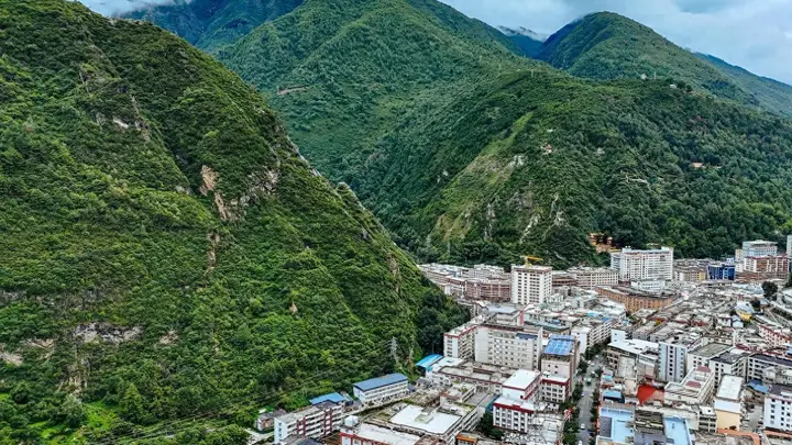 康定漫游:跑马山情歌回响·木格措雪山海子的康巴秘境