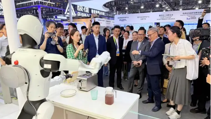 WAIC现场直击:银河通用真机零预设上岗,Galbot G1现场演示早餐制作