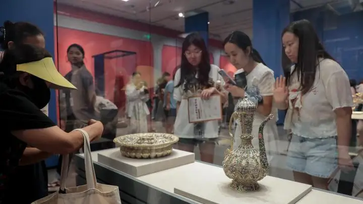 俄罗斯皇室瑰宝首展武汉,129件珍品亮相湖北省博物馆