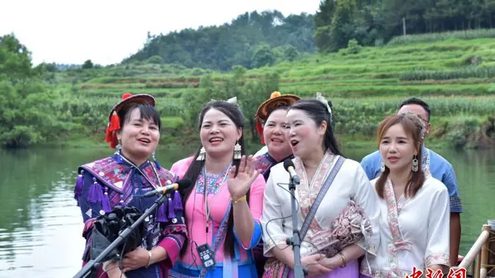 贵州荔波:千名布依族同胞踏歌龙江欢庆“六月六”
