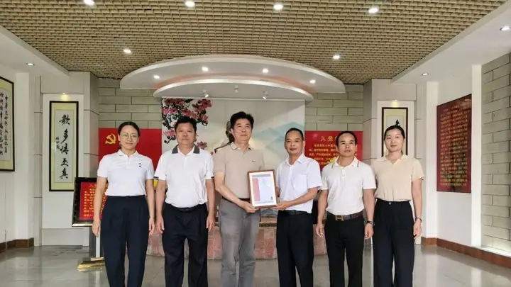 非遗微雕寄初心 方寸诗篇献坚真