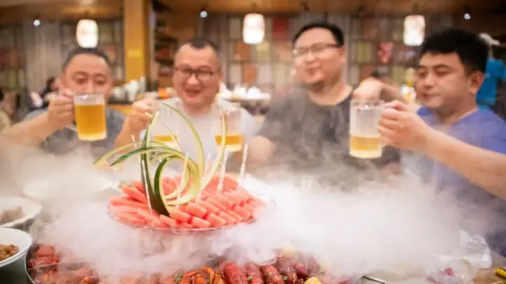 麻辣小龙虾配冰啤酒:夏季急性肠胃炎高发的诱因还是背锅侠?