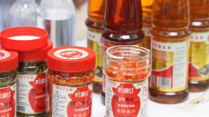 在家如何自制出美味辣酱，分享两个实用自制辣酱配方
