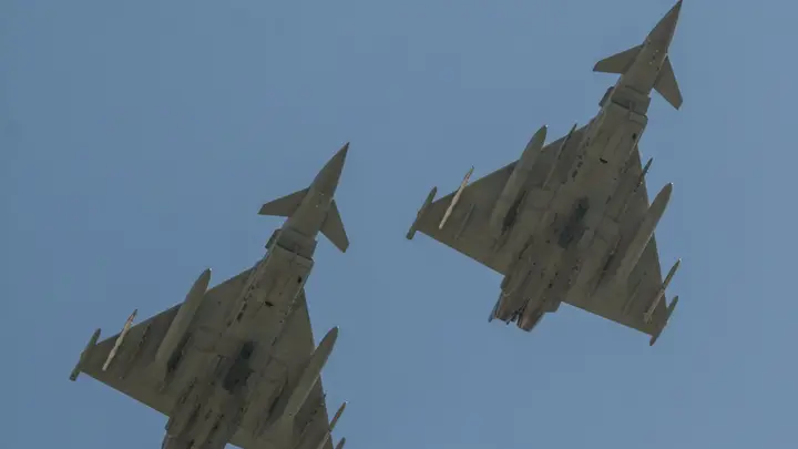 英军紧急升空台风战机成功拦截异常民航客机 安全处置隐患后客机已平安降落
