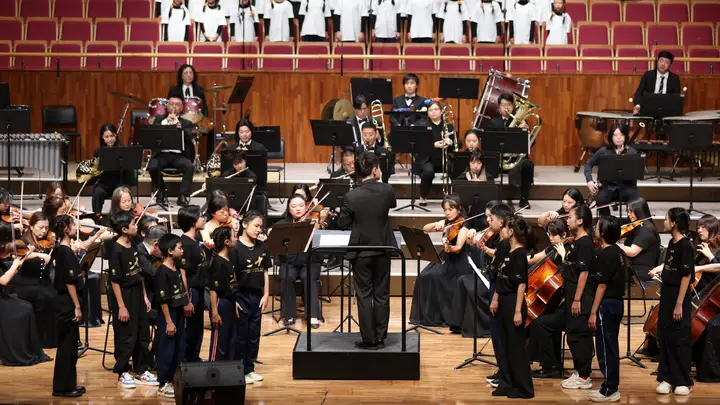 20年这场慈善音乐会 用旋律为助学向善注入跨越时代的温暖力量