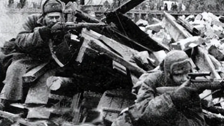1943年库尔斯克坦克大战：德军虽先占优但遭苏军侧翼突袭，战后天平彻底倒向苏联