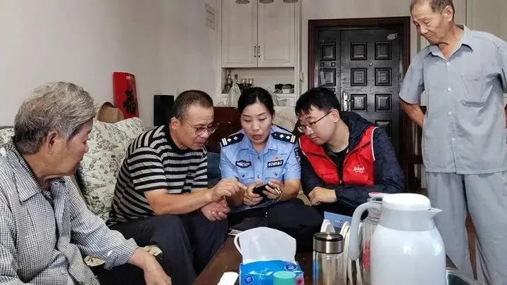 那个摸过爷爷弹片伤疤的女警,成了军民的贴心人