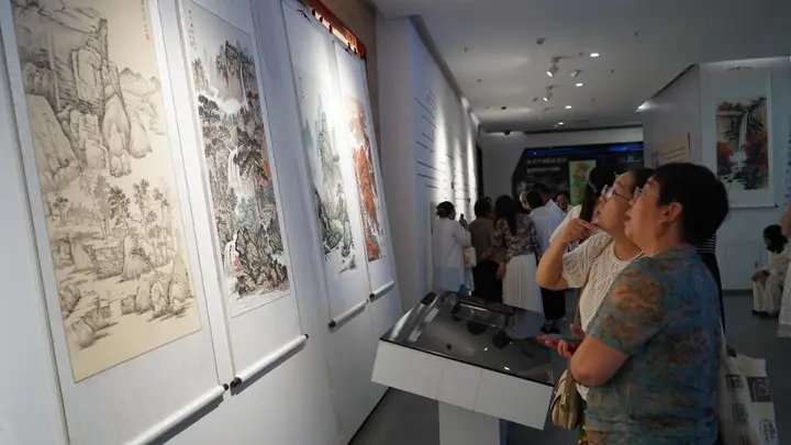 河北曲阳国画展开幕免费开放 借文物史迹绘古韵文化润民心