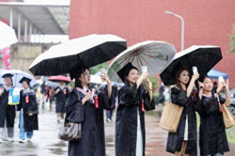 音乐送祝福 宁波大学毕业季举办阳台音乐会