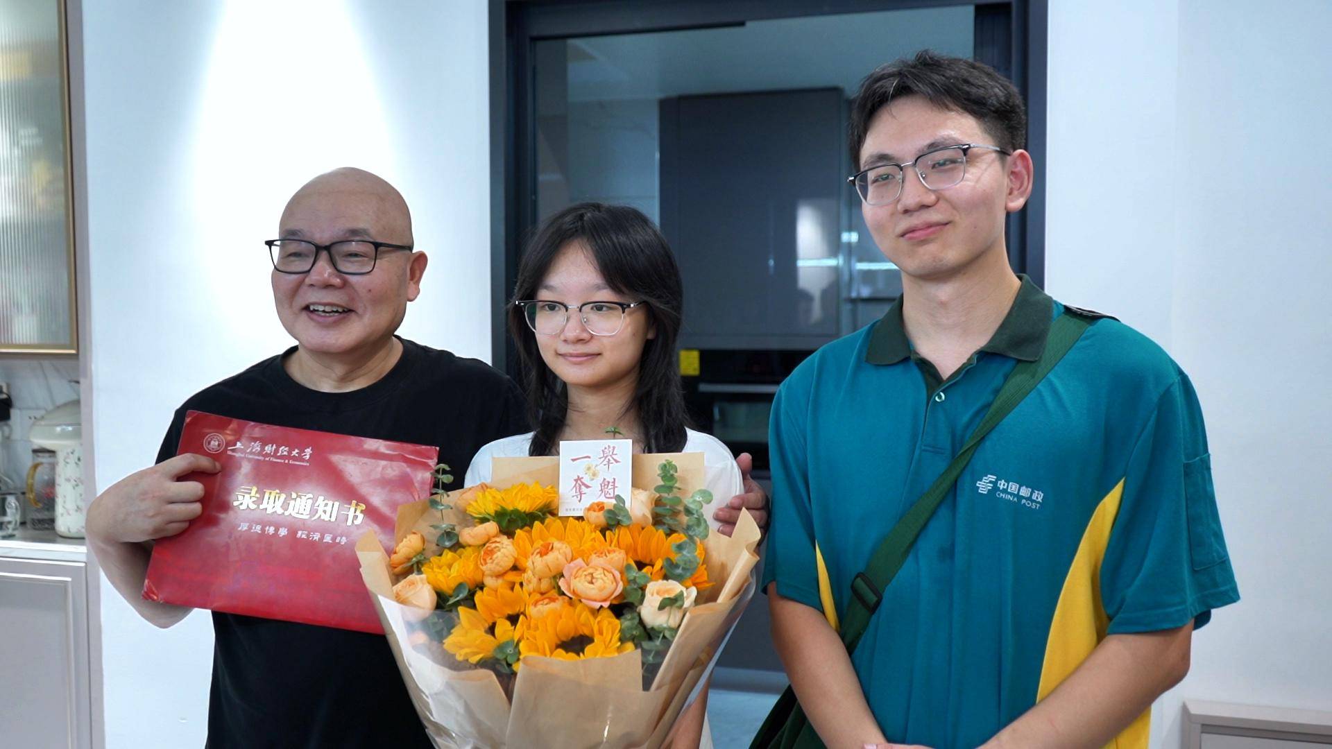 拿到武汉首封大学录取通知书，“淡定学霸姐”现场支招：上课别睡觉，多听听课，多做做作业