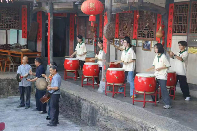 两代人在彭水苗寨合奏非遗新声