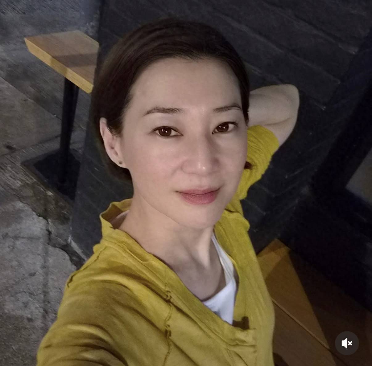 49岁港姐清空与丈夫合照，婚姻状况疑生变，二婚嫁入豪门隐忍多年