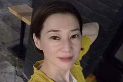 49岁港姐清空与丈夫合照,婚姻状况疑生变,二婚嫁入豪门隐忍多年