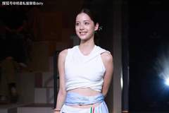 欧阳娜娜美到封神!白色短上衣搭蓝色不规则长裙,少女运动风绝了