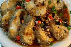 蒜香豆豉蒸豉蒸鲈鱼：豉香钻进每一丝鱼肉，嫩到筷子夹不住！