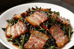 野蔬与岁月的共舞——马齿苋炒腊肉记