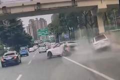 成都三环路被撞起火车主发声:被撞晕几秒后从车窗爬出逃生,是油电混动车