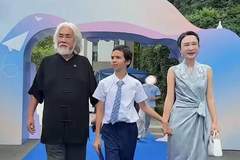 张纪中夫妇盛装出席儿子毕业典礼，杜星霖新中式裙配4万包包尽显贵气