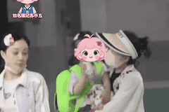 李小璐疑似生二胎 带神秘小女孩一起回家