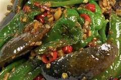 擂椒炒皮蛋:家常下饭菜的焦香诱惑