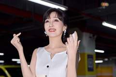 赵雅芝地下车库时尚大片出圈 白色套装比心灿笑尽显不老女神状态